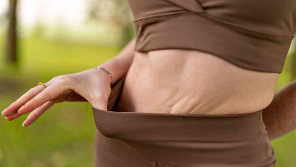 woman wearing crop top and leggings too big